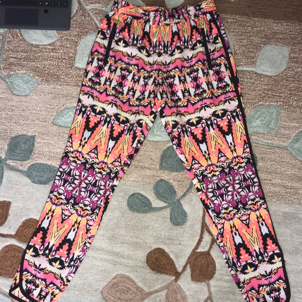 Pants with pockets with cool prints